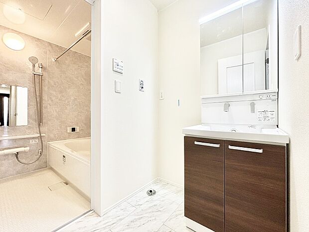 清潔感ある洗面化粧室で朝の身支度も快適