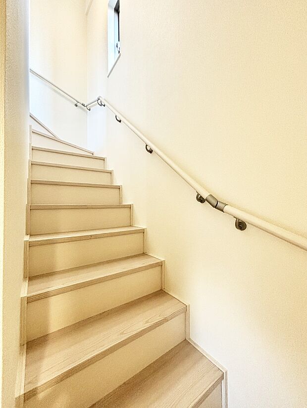 階段は手すり付きなので小さなお子さまやご高齢の方も安心です