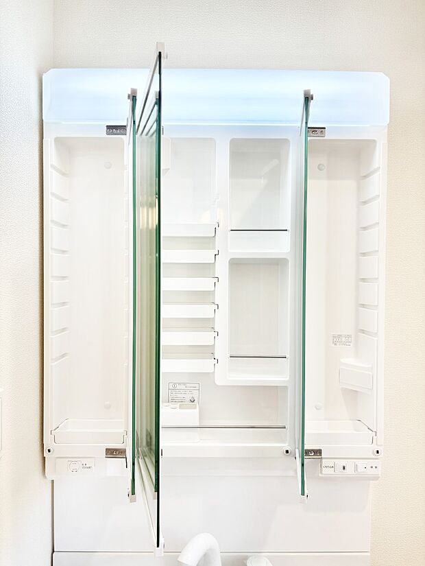 三面鏡の裏に、化粧品や衛生用品などを収納可能。洗面台をすっきりと保ちます!