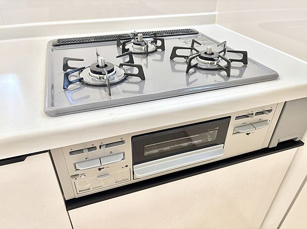 ガスコンロはSiセンサー搭載。火力調節や焦げ付き・消し忘れも防いでくれます。