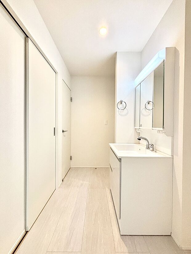 明るい洗面所は毎朝の身支度も楽しくできちゃいそうです。