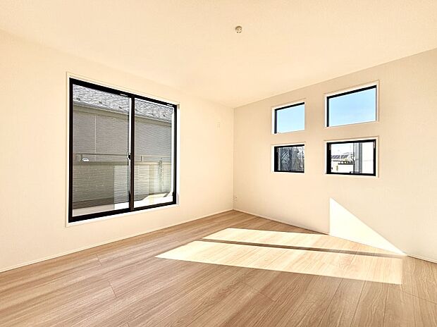 バルコニーが開放感をプラスしてくれる洋室