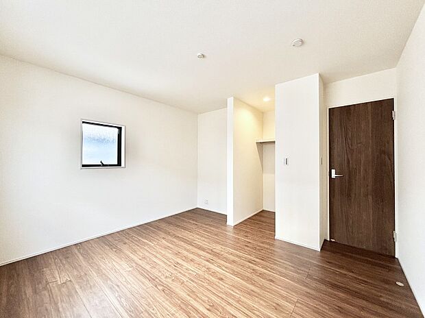 ウォークインクローゼットがあるお部屋。季節ごとの入れ替えも不要で便利です！