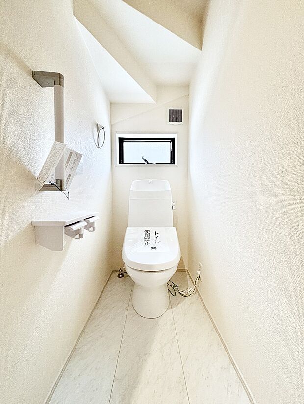 換気用小窓があり、明るく清潔な空間です。 