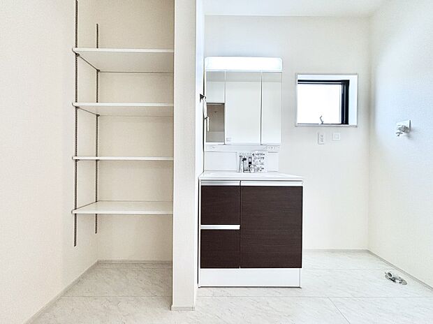 洗面所には嬉しい収納棚が付いています。 
