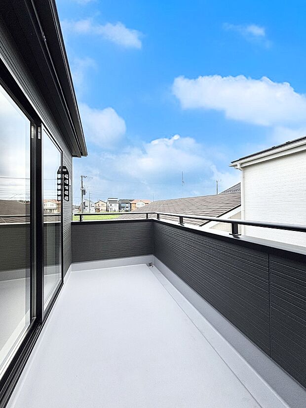 ゆったりバルコニーだから沢山お洗濯ものを干せます。