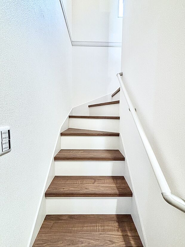 安全性を考慮し階段には手すりを設置しています