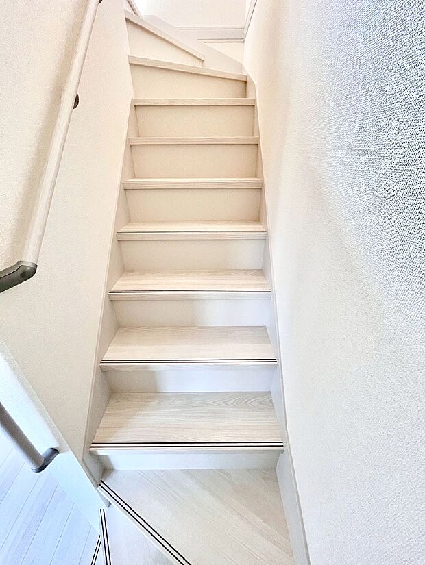 安全性を考慮し階段には手すりを設置しています