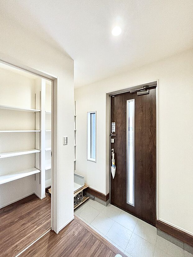 可動棚付き収納スペースがあるので、散らかりがちな玄関もスッキリ片付きます。