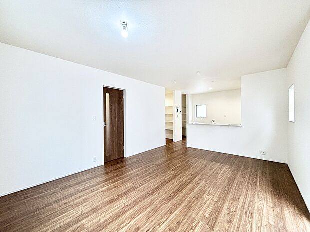 ナチュラルテイストの優しく柔らかい色使いのフローリングが素敵なリビングですね。