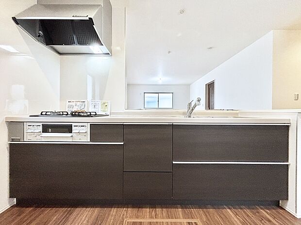 リビングを見渡せる人気のカウンターキッチン。 家族を見守りながら家事をすることができます。