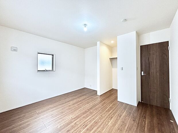 ウォークインクローゼットがあるお部屋。季節ごとの入れ替えも不要で便利です!