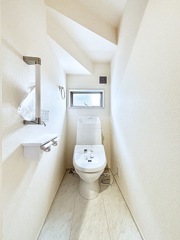 換気用小窓があり、明るく清潔な空間です。