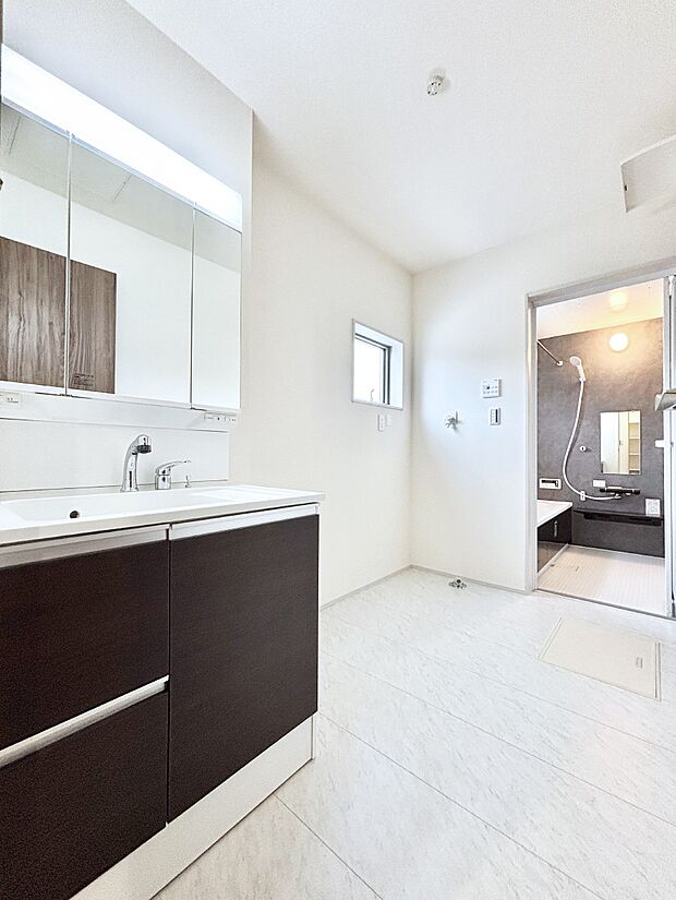 大きく見やすい三面鏡で清潔感ある洗面台は、身だしなみチェックや肌のお手入れにおすすめです。