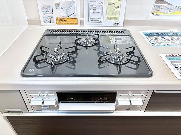 ガスコンロはSiセンサー搭載。火力調節や焦げ付き・消し忘れも防いでくれます。