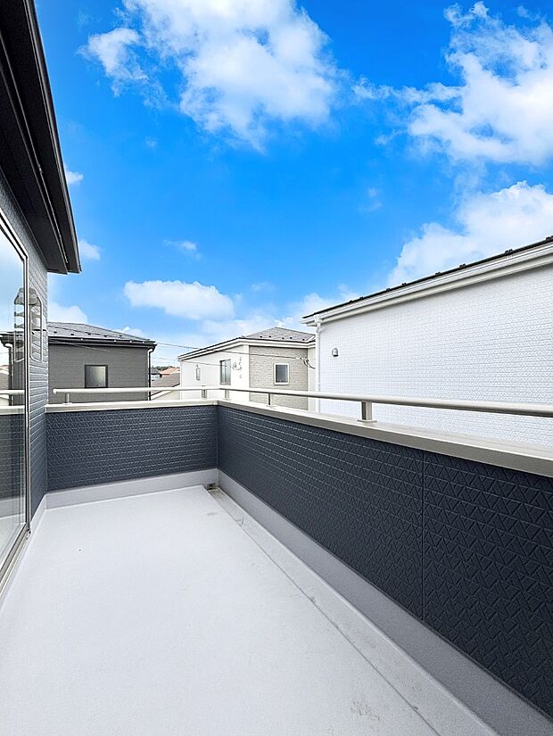 ゆったりバルコニーだから沢山お洗濯ものを干せます。