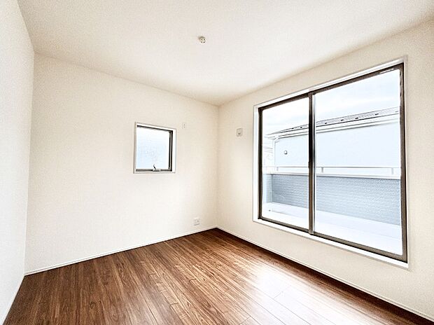 明るいバルコニーサイドに洋室を設置。目覚めの良い寝室に。