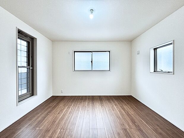 2階7.63帖の3面採光の明るい洋室。日当たりのいいお部屋は気持ちがいいですね。