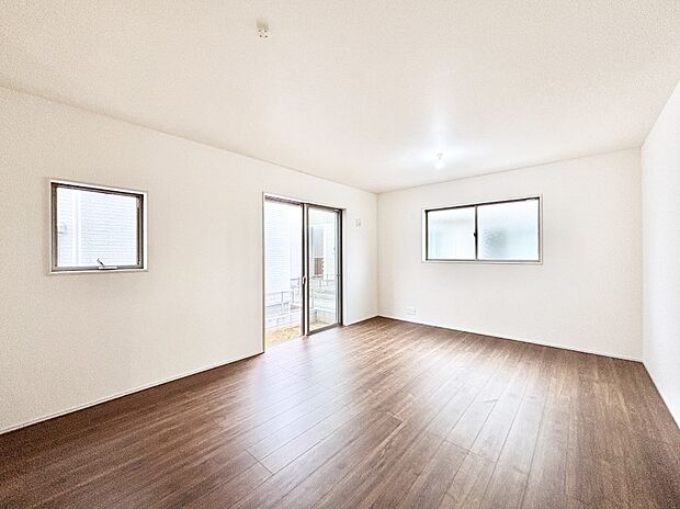 日当たりの良いリビング。お気に入りのグリーンを飾れば更に心地よさがアップ!