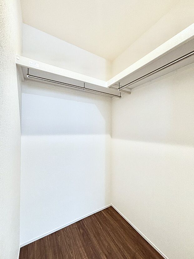 洋室のWIC。奥行きがあるので厚手の衣類もすっきり収まります。