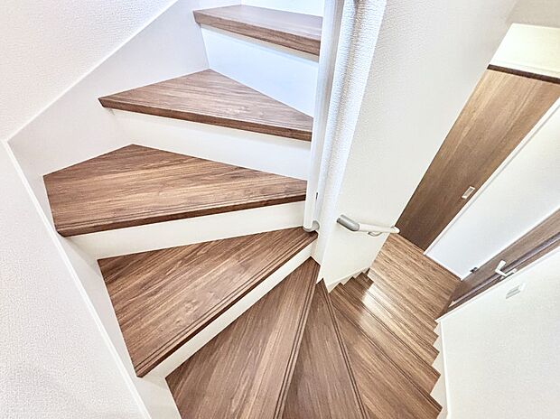 安全性を考慮し階段には手すりを設置しています