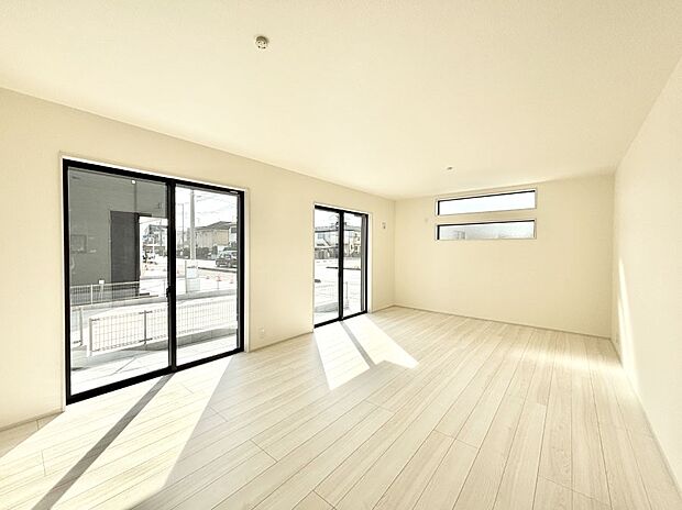 大きな窓からたっぷりの陽光と風を感じられるリビング