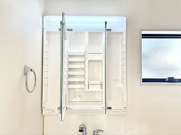 三面鏡の裏に、化粧品や衛生用品などを収納可能。洗面台をすっきりと保ちます！