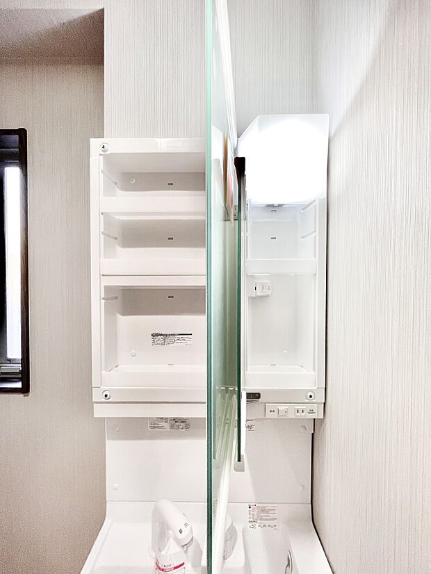 鏡の裏に、化粧品や衛生用品などを収納可能。洗面台をすっきりと保ちます！ 