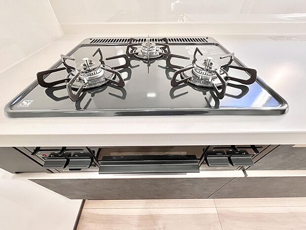 ガスコンロはSiセンサー搭載。火力調節や焦げ付き・消し忘れも防いでくれます。