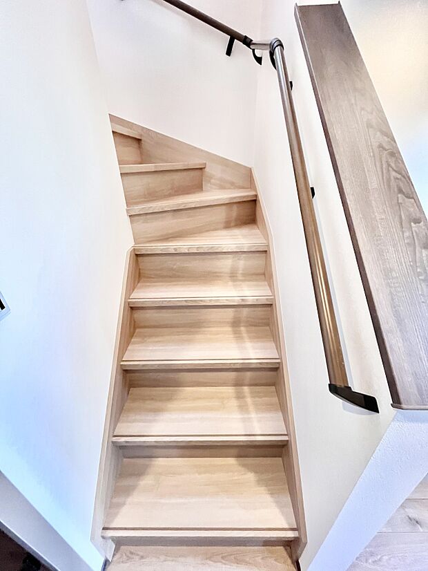 安全性を考慮し階段には手すりを設置しています