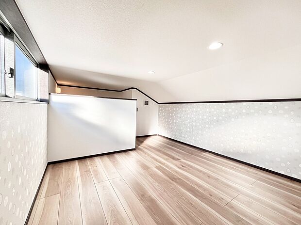 固定階段で上がれる小屋裏は5帖の明るい空間