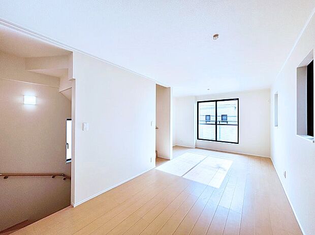 大きな窓からたっぷりの陽光と風を感じられるリビング