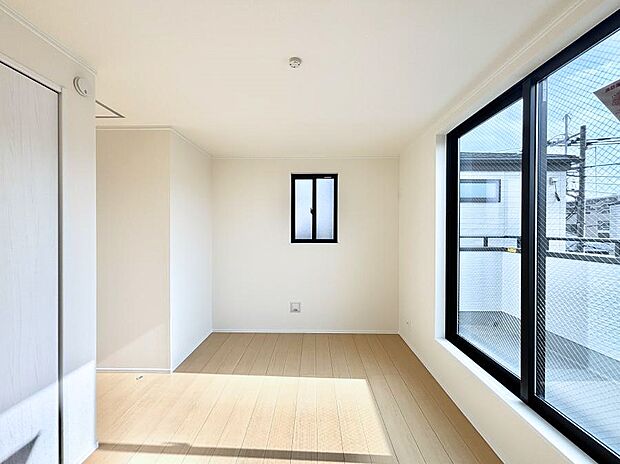 明るいバルコニーサイドに洋室を設置。目覚めの良い寝室に。