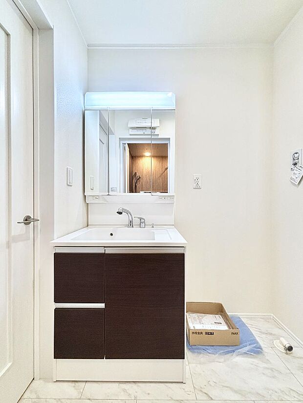 大きく見やすい三面鏡で清潔感ある洗面台は、身だしなみチェックや肌のお手入れにおすすめです。 