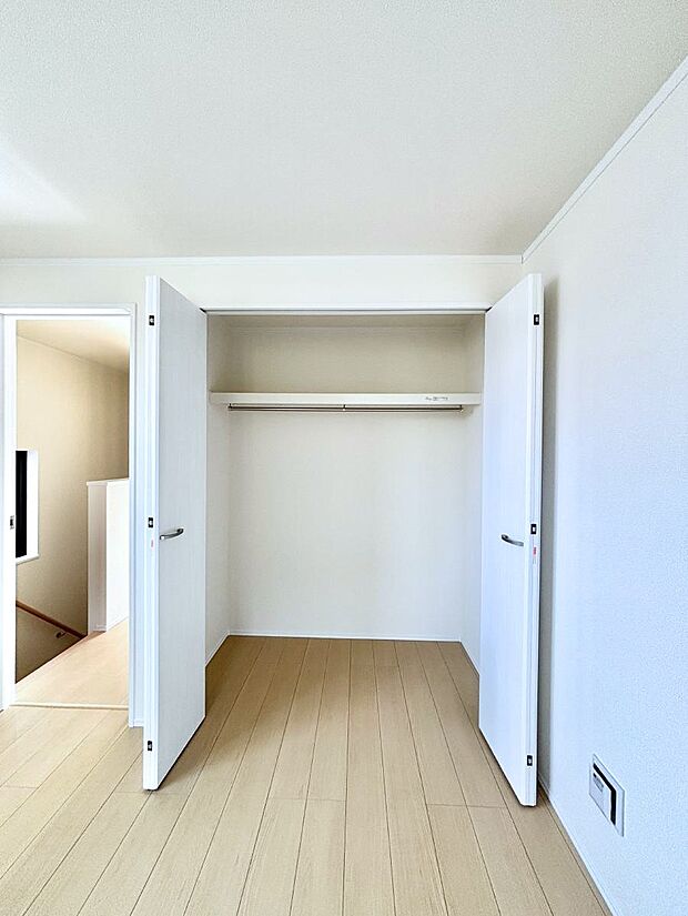 洋室のクローゼット。奥行きがあるので厚手の衣類もすっきり収まります。