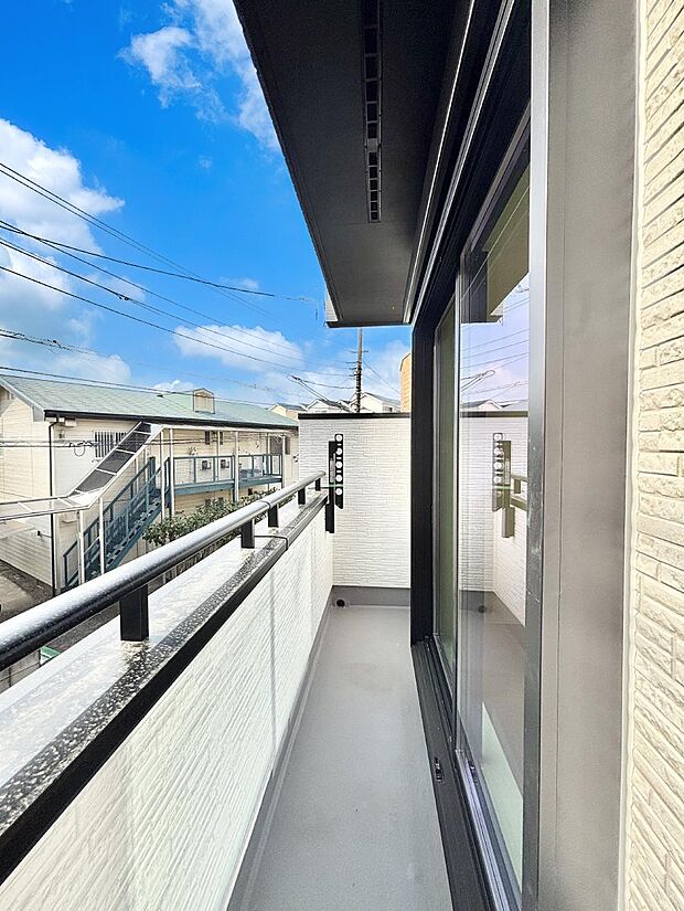 ゆったりバルコニーだから沢山お洗濯ものを干せます。