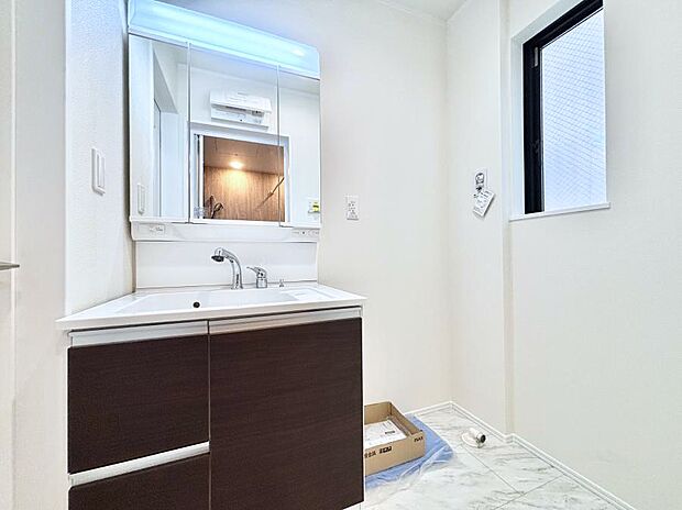 小窓がついているので湿気の多い場所でも換気が十分行えます。毎日の身支度を気持ち良く！