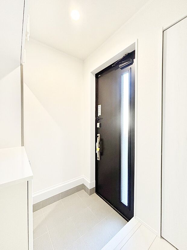 ご家族やお客様を気持ちよくお出迎え!明るい陽光が入り込む玄関。