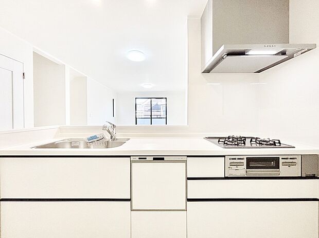 システムキッチンはシンプルでスッキリした飽きの来ないデザインなので永く使えそう!