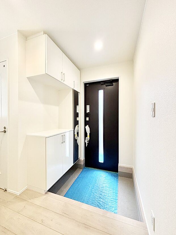 ガラススリットの入った玄関ドアが室内に光を届けてくれます