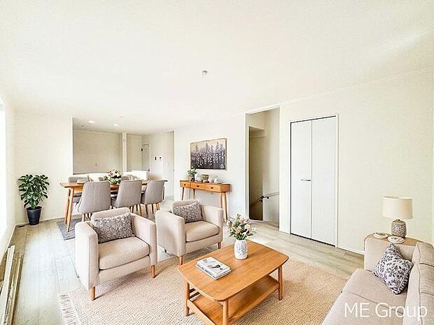 落ち着いた雰囲気のLDKは家族みんなの快適空間※家具はCGです