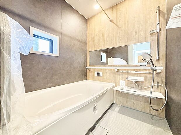 一日の疲れを癒してくれる明るい清潔感のあるバスルーム