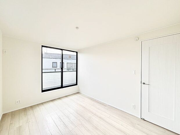 バルコニーが開放感をプラスしてくれる洋室