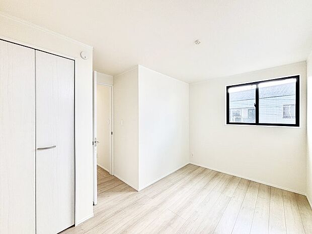 やさしい光がさしこむ居室はしっかり収納付き