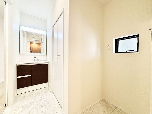 清潔感ある洗面化粧室で朝の身支度も快適