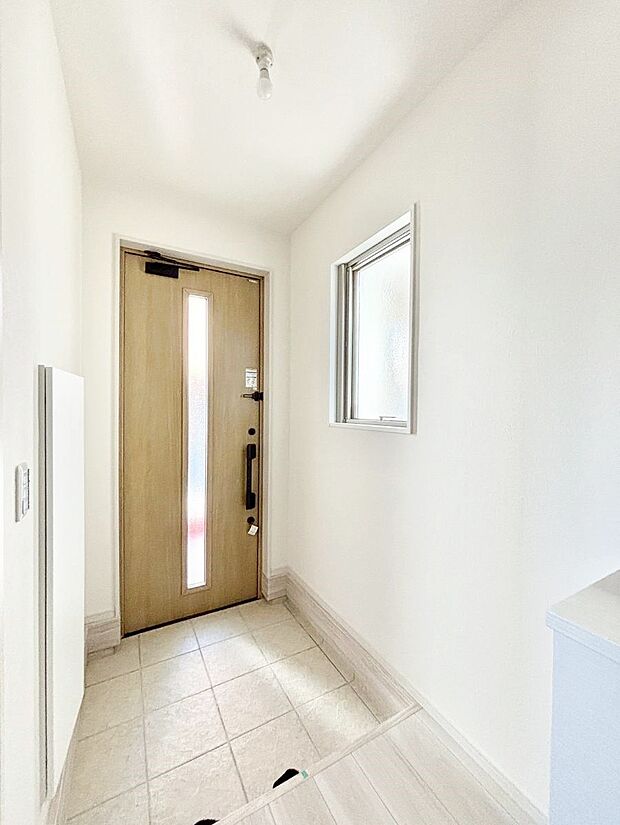 ガラススリットの入った玄関ドアが室内に光を届けてくれます