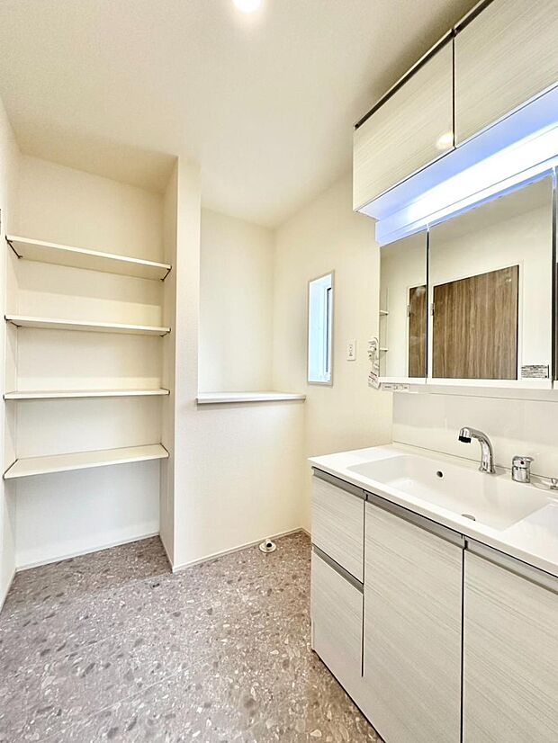 タオル類や洗剤などの保管に可動棚付きランドリースペース