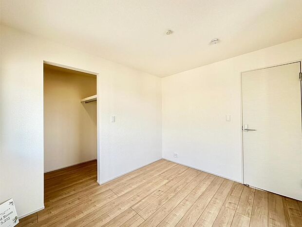 ウォークインクローゼットがあるお部屋。季節ごとの入れ替えも不要で便利です。 