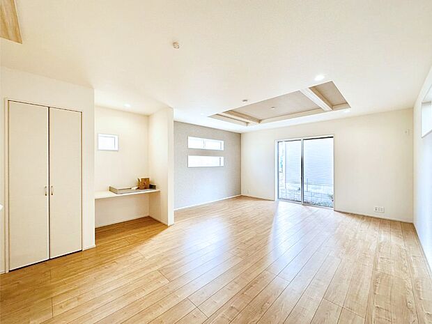 日当たりの良いリビング。お気に入りのグリーンを飾れば更に心地よさがアップ!