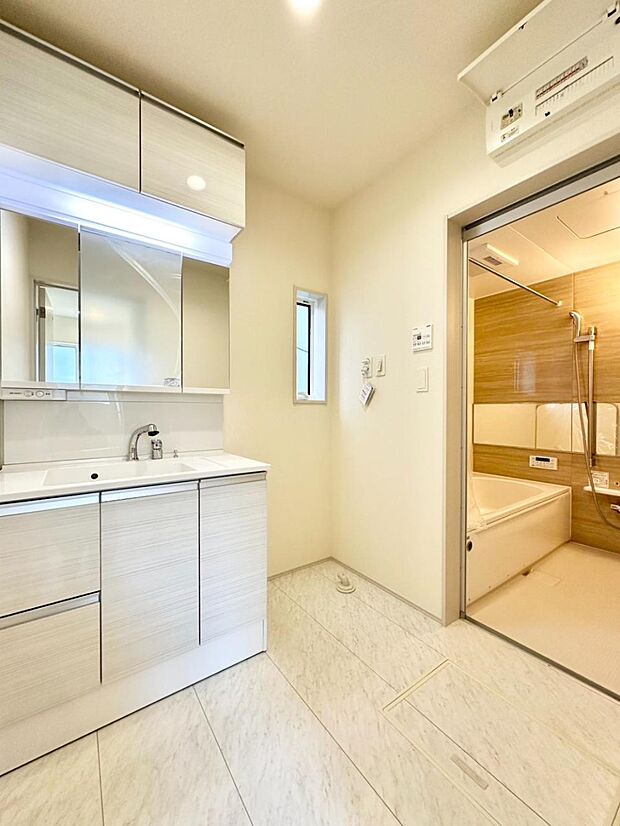 小窓がついているので湿気の多い場所でも換気が十分行えます。毎日の身支度を気持ち良く！